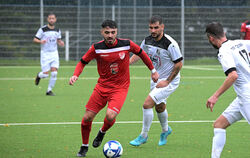  Spielstark: Anadolus Selim Korkmaz (links) gegen Betzingens Fabian Reisenauer. FOTO: BAUR
