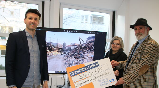 Die Überraschung war gelungen: Andrea Anstädt von der Volksbank Reutlingen überreichte einen Spendenscheck über 3 000 Euro an Fa