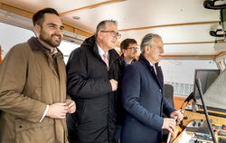 OB Frank Nopper (rechts) übernimmt das Steuer, mit den CDU-Abgeordneten Max Mörseburg und Michael Donth, sowie Hafenchef Carsten
