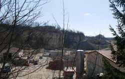 Abgebaut wird im Hülbener Steinbruch an der Landesstraße Richtung Bad Urach schon lange nicht mehr. Er muss renaturiert werden. 