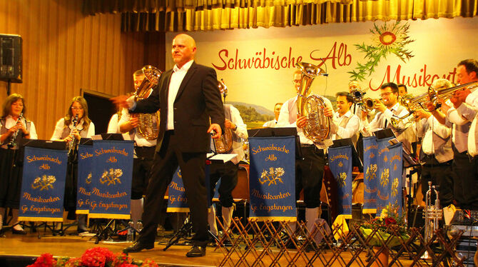 Das swingt: Die Schwäbische Alb Musikanten des Musikvereins Großengstingen mit Projektdirigent Georg Bussmann.  FOTO: LEIPPERT