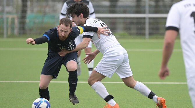 Felix Brüstle (links), Kapitän des SV Rommelsbach, im Duell mit dem Betzinger Umut Ulusoy. FOTO: T.BAUR/EIBNER Felix Brüstle (links), Kapitän des SV Rommelsbach, im Duell mit dem Betzinger Umut Ulusoy. FOTO: T.BAUR/EIBNER