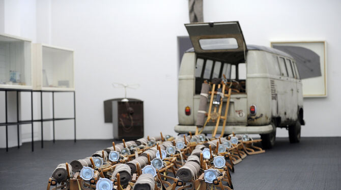 Ist das Kunst und wenn ja, warum? Die Installation »Das Rudel« von Joseph Beuys, bestehend aus 24 Schlitten und einem VW-Bus, is