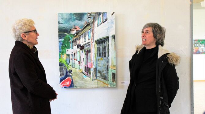 Galeristin Edith Koschwitz (links) und Künstlerin Ava Smitmans in Smitmans’ Ausstellung »Erinnerungsstücke« im BT24.  FOTO: BÖHM