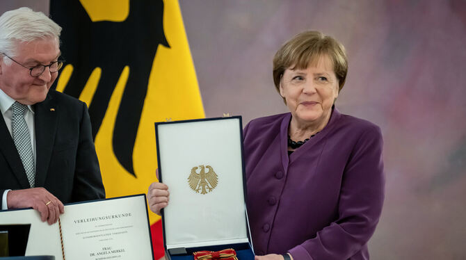 Angela Merkel mit dem Großkreuz des Verdienstordens.  FOTO: KAPPELER/DPA