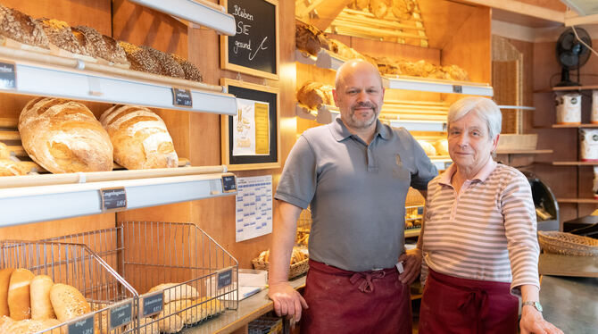 Bäckermeister Thorsten Schmid – hier mit seiner Mutter Gisela, die im Verkauf arbeitet – hat die Reißleine gezogen. In Backstube