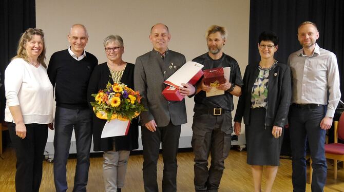 Die SAV-Offiziellen freuen sich zusammen mit den Geehrten (von links): Birgit Ostertag, Volker Schneider, Elke Sautter, Hans-Jör