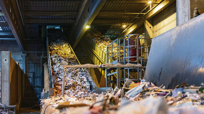 Die Papierfabrik Palm benutzt ausschließlich altes Papier, um neues Zeitungspapier herzustellen. Davor muss das Altpapier erst m