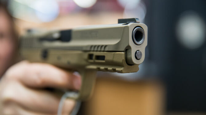 Eine Frau hält auf der Fachmesse IWA Outdoor Classics eine 9 Millimeter Smith & Wesson (S&W) in der Hand. FOTO: KARMANN/DPA Eine Frau hält auf der Fachmesse IWA Outdoor Classics eine 9 Millimeter Smith & Wesson (S&W) in der Hand. FOTO: KARMANN/DPA