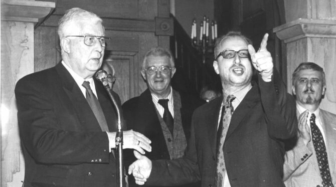 Gammertingens Alt-Bürgermeister Ewin Hirschle und Holger Jerg nach seiner Wahl im März 1999.  FOTO: MEYER