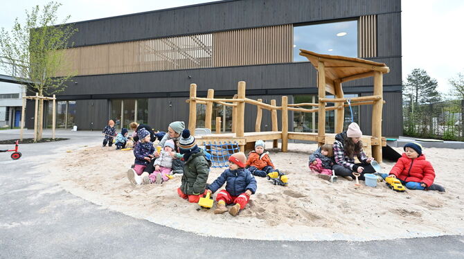 Kinder spielen im Sandrund der neuen Kita.  FOTOS: PIETH