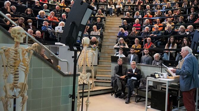 Götz Aly (rechts) in der Alten Anatomie zur Ausstellungseröffnung. FOTO: STRAUB Götz Aly (rechts) in der Alten Anatomie zur Ausstellungseröffnung. FOTO: STRAUB