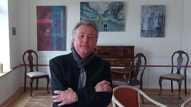 Christoph Sax zeigt zum zweiten Mal seine Bilder in einer Ausstellung. Zu sehen sind sie in der alten Schule in Undingen.  FOTO: