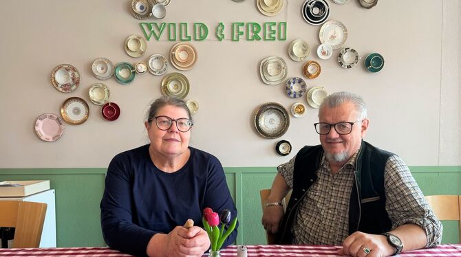 Marion und Edwin Bolser im Gastraum ihrer Stadiongaststätte in Hülben. Das Ehepaar hat sich sehr über die Teilnahme in der RTL-S