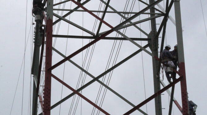 Arbeitsplatz hoch oben über dem Boden: Amprion hat zwei Firmen beauftragt, die die Masten der Höchstspannungsleitung bei Gomadin