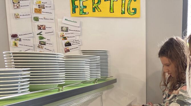 Eine Schülerin richtet einen bunten Salatteller in der Schillerschule Münsingen her.  FOTO: BIOSPHÄRENGEBIET SCHWÄBISCHE ALB