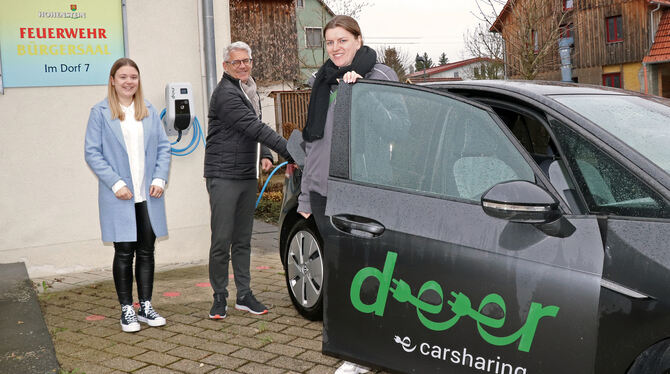 Ellen Schuler (rechts) von der Firma deer hat gemeinsam mit Bürgermeister Jochen Zeller und Kämmerin Sophie Bross das neue E-Car