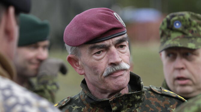 Ex-General Hans-Lothar Domröse – hier 2015 im Baltikum – war Gast im Stuttgarter Messegespräch. FOTO: KALNINA/EPA/DPA
