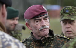  Ex-General Hans-Lothar Domröse – hier 2015 im Baltikum – war Gast im Stuttgarter Messegespräch. FOTO: KALNINA/EPA/DPA 