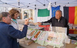 Naschen erlaubt – Walter Biancospino (rechts) verteilt kleine Leckereien an seine Gäste auf dem Toskanischen Markt in Reutlingen