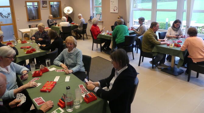 Konzentrierte Spielerinnen und Spieler des Bridge-Clubs 86 im Restaurant Schwarz-Weiß  in Reutlingen.  FOTO: KUGELE