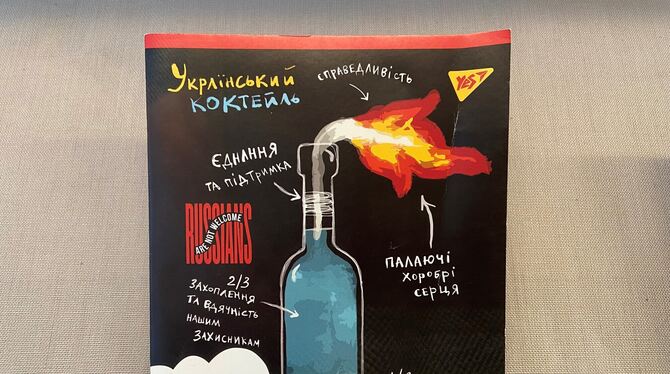 Anleitung zum Bau eines Molotov-Cocktails auf einem Schulheft.  FOTO: RUNGE