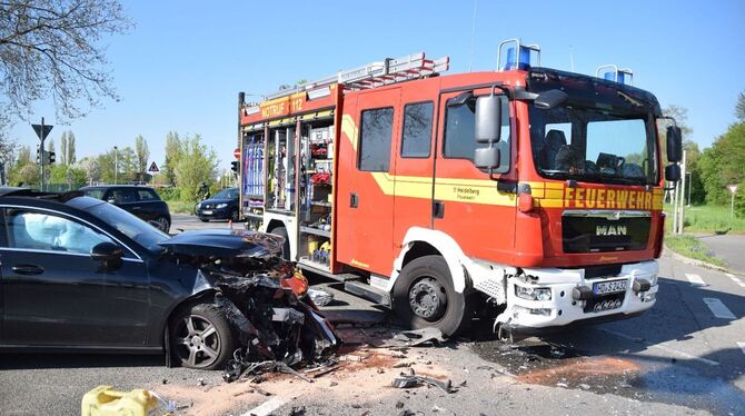 Auto kracht frontal in Feuerwehrfahrzeug Auto kracht frontal in Feuerwehrfahrzeug
