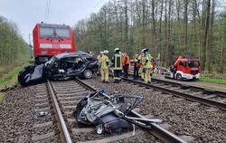 Zug erfasst Auto  - drei Tote