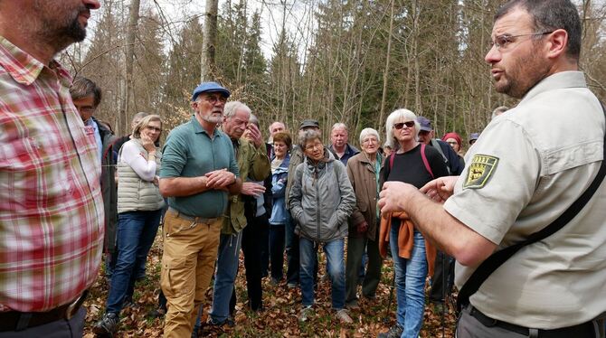 Revierförster Friedemann Rupp (rechts) beantwortete geduldig alle Fragen der Teilnehmer zum Eninger Wald.  FOTO: LEISTER