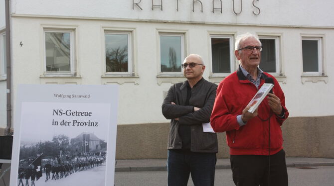Kreisarchivar  Wolfgang  Sannwald (links) und der Vorsitzende des Geschichts- und Altertumsvereins, Willi Kemmler,  erinnern an