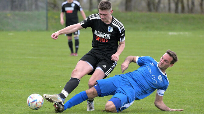 Lukas Bögel (links) vom SV Zainingen im Zweikampf mit Dominic Hirsch von der SGM Dettingen/Glems. FOTO: BAUR Lukas Bögel (links) vom SV Zainingen im Zweikampf mit Dominic Hirsch von der SGM Dettingen/Glems. FOTO: BAUR
