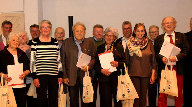 Etliche Mitglieder des Pfullinger Albvereins sind mit Ehrennadeln ausgezeichnet worden.  FOTOS: LEIPPERT