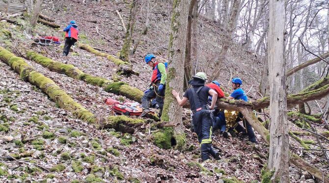 Bergewacht und Feuerwehr betreuen die abgestürzte Frau im Berghang.