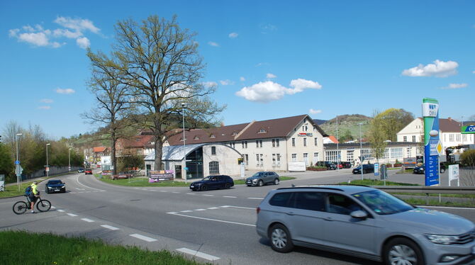 Noch Kreuzung, bald Kreisverkehr: der Auchtertknoten zwischen OMV-Tankstelle (rechts), Motorworld (Mitte) und der Zufahrt zum Fr
