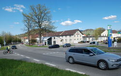 Noch Kreuzung, bald Kreisverkehr: der Auchtertknoten zwischen OMV-Tankstelle (rechts), Motorworld (Mitte) und der Zufahrt zum Fr