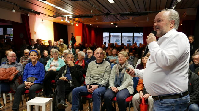 Klaus Rath (rechts) sprach im Metzinger Kulturforum sehr zur Erleichterung der Besucher im rappelvollen Kulturforum über den Hei