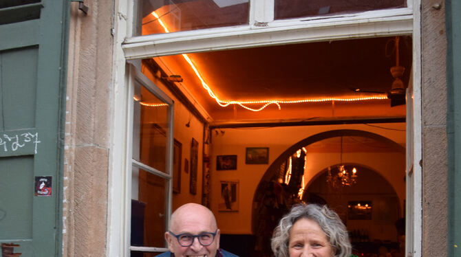 Im Mai vor 40 Jahren haben Wolfgang Carl und Katrin Monauni den Blauen Salon in der Münze 13 ins Leben gerufen. Die Hausbar ist