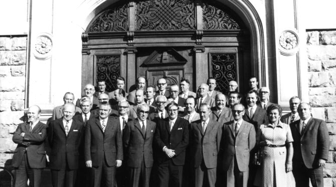 Schwarz-weiße Herrenrunde: Das Bild aus der Zeit um 1971 zeigt den letzten Kreistag vor der Kreisreform. In der ersten Reihe ste