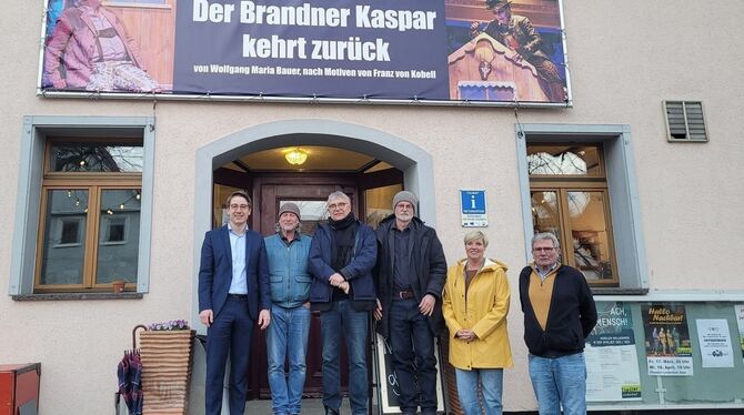 Besuch am Theater Lindenhof: Bürgermeister Davide Licht (von links), Intendant Stefan Hallmayer, Staatssekretär Arne Braun, Stif