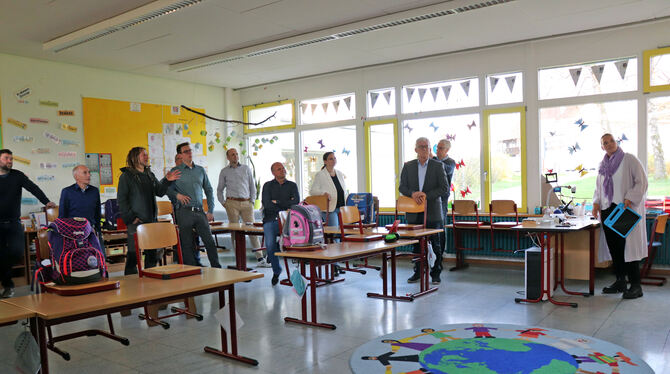 Schulleiterin Isabell Melzer (rechts) führte den Gemeinderat Gomadingen durch die Sternbergschule.  FOTO: BLOCHING