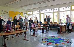 Schulleiterin Isabell Melzer (rechts) führte den Gemeinderat Gomadingen durch die Sternbergschule.  FOTO: BLOCHING 