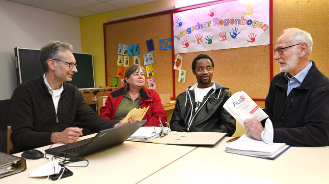 Gerd Krauß (links) und Günter Jung (rechts) engagieren sich seit Jahren im Asylcafé Betzingen für Flüchtlinge – eine anstrengen Gerd Krauß (links) und Günter Jung (rechts) engagieren sich seit Jahren im Asylcafé Betzingen für Flüchtlinge – eine anstrengen