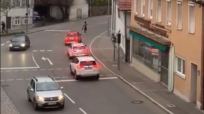 Oberkörperfrei blockiert ein Mann den Verkehr in Eningen.