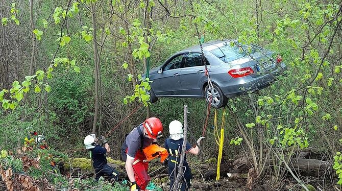 Bergung des Autos durch die Reutlinger Feuerwehr.