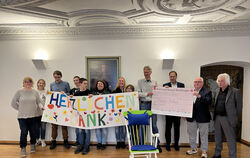 Schüler des Mariaberger SBBZ bedankten sich bei Heinz Gerstlauer (Zweiter von rechts), Vorstand der Lechler-Stiftung aus Stuttga