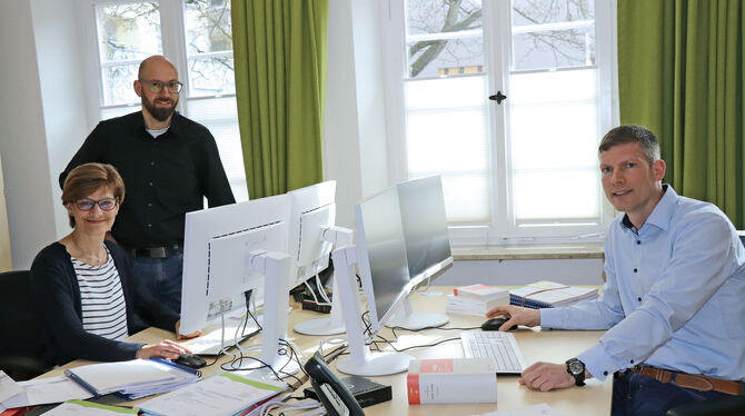 Suse Manz, Heiko Kuhn und Benjamin Zilz leiten ab Mai die Untere Baurechtsbehörde bei der Stadt Münsingen.  FOTO: BLOCHING