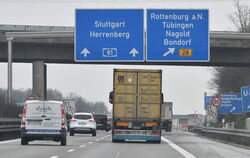 Auf der neuen Ausfahrt der A 81 fehlt der Hinweis auf Reutlingen. Das sorgt für Verdruss in der Achalmstadt.  FOTO: MEYER