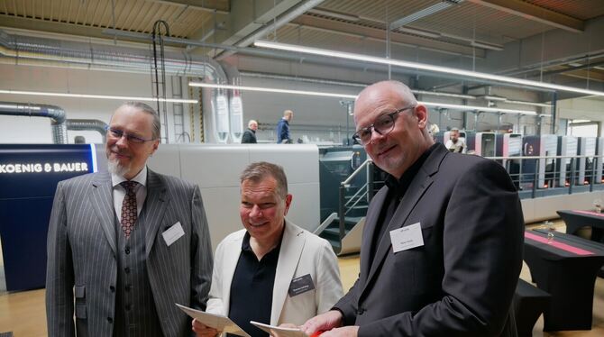 Thomas Grübner (links) von Elbe-Leasing und Peter Kolle von Koenig & Bauer (rechts) mit Thomas Uehling, Geschäftsführer von Raff