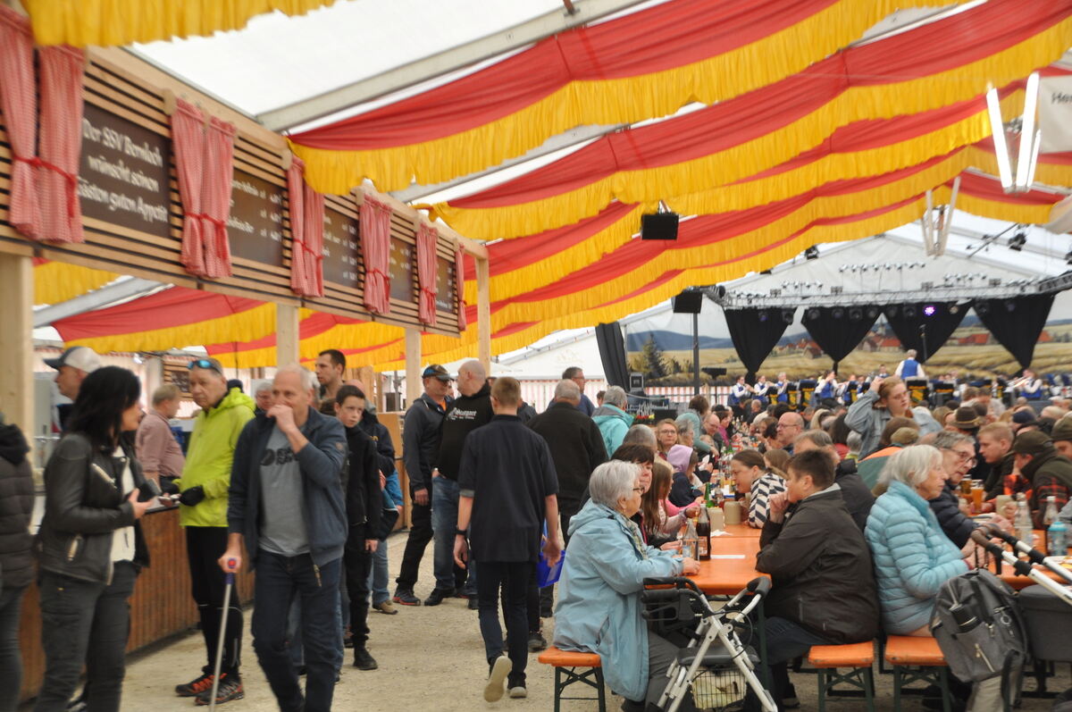 3 Bernloch Maifest Schlangestehen