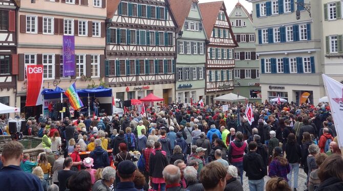 Großer Andrang bei der Kundgebung zum 1. Mai auf dem Markplatz in Tübingen.  FOTO: STRAUB